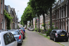 904388 Gezicht in de Gildstraat te Utrecht, uit het oosten, vanaf de kruising met de Poortstraat.